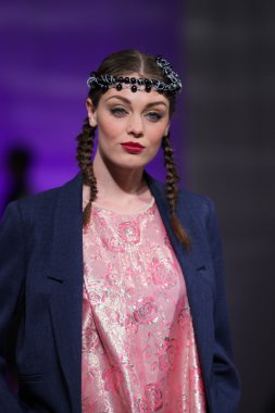 New york - 15 Şubat: manken katya zol defile new yorker Hotel couture moda haftası 15 Şubat 2013 tarihinde new York'ta pist yürür