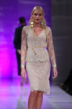 New york - 15 Şubat: manken katya zol defile new yorker Hotel couture moda haftası 15 Şubat 2013 tarihinde new York'ta pist yürür