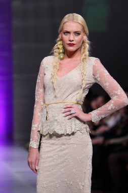 New york - 15 Şubat: manken katya zol defile new yorker Hotel couture moda haftası 15 Şubat 2013 tarihinde new York'ta pist yürür