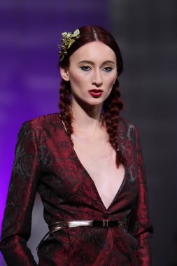 New york - 15 Şubat: manken katya zol defile new yorker Hotel couture moda haftası 15 Şubat 2013 tarihinde new York'ta pist yürür