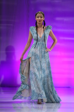 New york - 15 Şubat: manken katya zol defile new yorker Hotel couture moda haftası 15 Şubat 2013 tarihinde new York'ta pist yürür