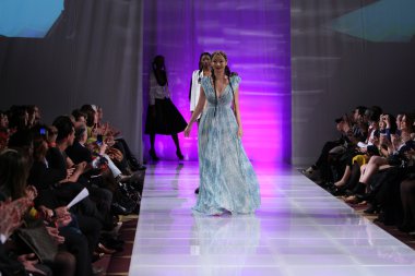New york - 15 Şubat: manken katya zol defile new yorker Hotel couture moda haftası 15 Şubat 2013 tarihinde new York'ta pist yürür