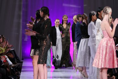 New york - 15 Şubat: tasarımcı katya zol modelleri yürür ve new yorker Hotel katya zol moda pistte couture moda haftası 15 Şubat 2013 tarihinde new York'ta