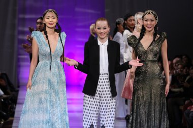 New york - 15 Şubat: tasarımcı katya zol modelleri yürür ve new yorker Hotel katya zol moda pistte couture moda haftası 15 Şubat 2013 tarihinde new York'ta