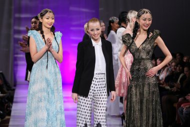 New york - 15 Şubat: tasarımcı katya zol modelleri yürür ve new yorker Hotel katya zol moda pistte couture moda haftası 15 Şubat 2013 tarihinde new York'ta