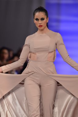 New york - 15 Şubat: Sinem fachelli moda pist yürüyüş modeli couture moda haftası 15 Şubat 2013 tarihinde new York'ta new yorker hotel göster