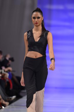 New york - 15 Şubat: Sinem fachelli moda pist yürüyüş modeli couture moda haftası 15 Şubat 2013 tarihinde new York'ta new yorker hotel göster