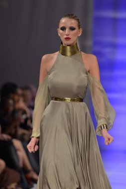 New york - 15 Şubat: Sinem fachelli moda pist yürüyüş modeli couture moda haftası 15 Şubat 2013 tarihinde new York'ta new yorker hotel göster