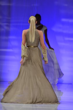 New york - 15 Şubat: Sinem fachelli moda pist yürüyüş modeli couture moda haftası 15 Şubat 2013 tarihinde new York'ta new yorker hotel göster