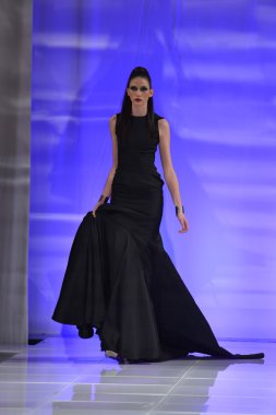 New york - 15 Şubat: Sinem fachelli moda pist yürüyüş modeli couture moda haftası 15 Şubat 2013 tarihinde new York'ta new yorker hotel göster