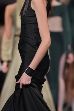 New york - 15 Şubat: Sinem fachelli moda pist yürüyüş modeli couture moda haftası 15 Şubat 2013 tarihinde new York'ta new yorker hotel göster