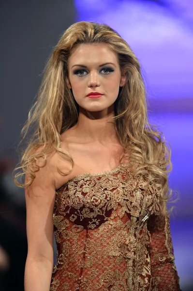 NEW YORK - FEBRUARY 17: Model walking the runway at Kristin Costa fashion show at The New Yorker Hotel during Couture Fashion Week on February 15, 2013 in New York City — Stock Photo, Image