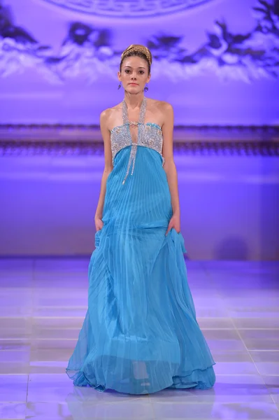 НЬЮ-ЙОРК - 17 февраля 2013 года в Нью-Йорке во время Недели моды Couture Fashion Week модель прогуливается по подиуму для коллекции Lourdes Atencio — стоковое фото