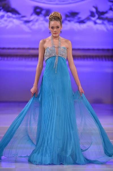 НЬЮ-ЙОРК - 17 февраля 2013 года в Нью-Йорке во время Недели моды Couture Fashion Week модель прогуливается по подиуму для коллекции Lourdes Atencio — стоковое фото