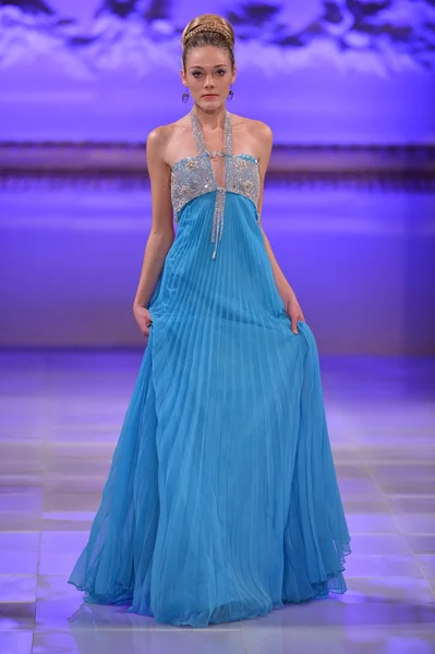 НЬЮ-ЙОРК - 17 февраля 2013 года в Нью-Йорке во время Недели моды Couture Fashion Week модель прогуливается по подиуму для коллекции Lourdes Atencio — стоковое фото