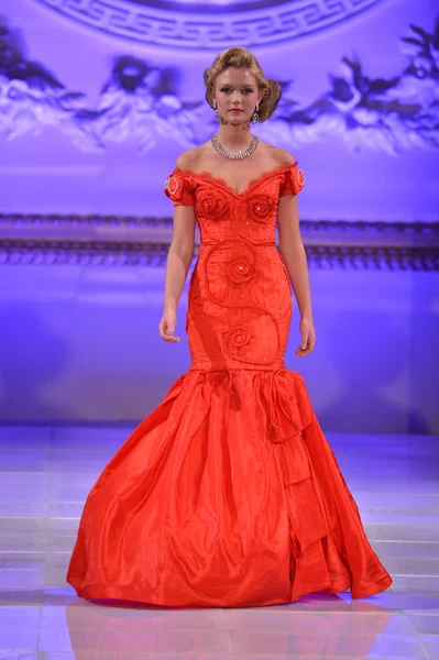 НЬЮ-ЙОРК - 17 февраля 2013 года в Нью-Йорке во время Недели моды Couture Fashion Week модель прогуливается по подиуму для коллекции Lourdes Atencio — стоковое фото