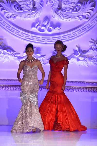 New york - 17 Şubat: manken pist lourdes atencio koleksiyonu için yeni yorkek Otel'de couture moda haftası 17 Şubat 2013 tarihinde new York'ta yürür — Stok fotoğraf