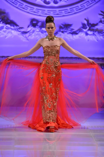 NEW YORK - 17 FÉVRIER : Un mannequin marche sur la piste de la collection Lourdes Atencio à l'hôtel New Yorkek lors de la Couture Fashion Week le 17 février 2013 à New York — Photo