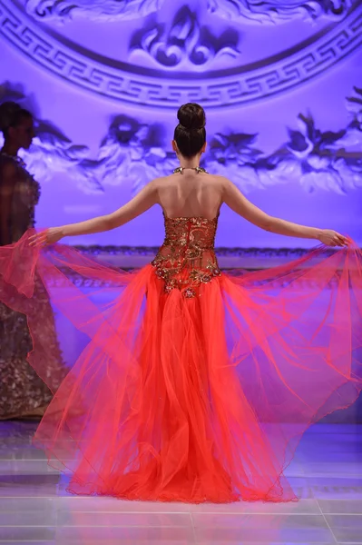 NEW YORK - 17 FÉVRIER : Un mannequin marche sur la piste de la collection Lourdes Atencio à l'hôtel New Yorkek lors de la Couture Fashion Week le 17 février 2013 à New York — Photo