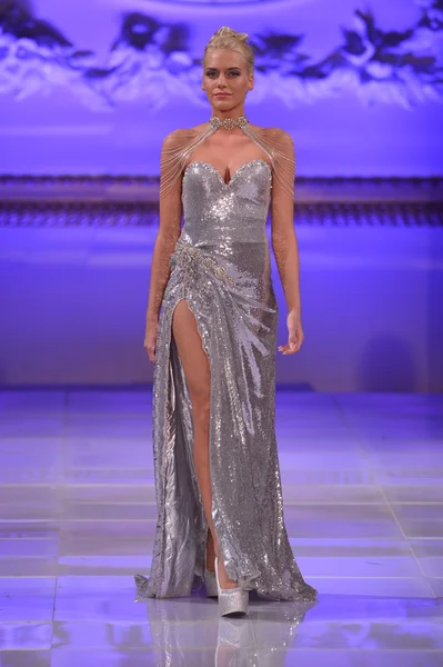 НЬЮ-ЙОРК - 17 февраля 2013 года в Нью-Йорке во время Недели моды Couture Fashion Week модель прогуливается по подиуму для коллекции Lourdes Atencio — стоковое фото