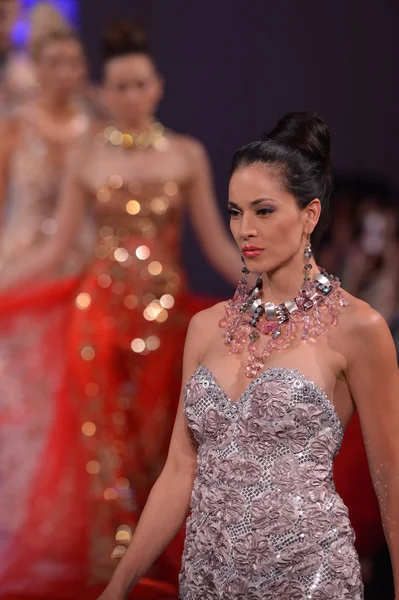 NUEVA YORK - 17 DE FEBRERO: Una modelo camina por la pasarela de la colección Lourdes Atencio en el Hotel New Yorkek durante la Semana de la Moda Couture el 17 de febrero de 2013 en la ciudad de Nueva York —  Fotos de Stock