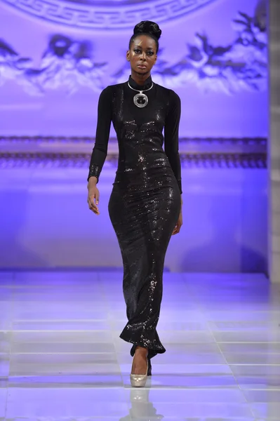 Nowy Jork - 15 lutego: Spacery A Model na wybiegu moda Tyrell Mason w The New Yorker Hotel Couture Fashion Week na 15 lutego 2013 roku w Nowym Jorku — Zdjęcie stockowe