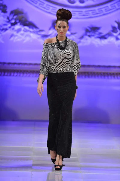 NEW YORK - 15 FEBBRAIO: Una modella cammina sulla pista di moda Tyrell Mason al The New Yorker Hotel durante la Couture Fashion Week il 15 febbraio 2013 a New York — Foto Stock