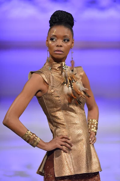 NEW YORK - FEBRUARY 15: A Model walks on the Tyrell Mason fashion runway at The New Yorker Hotel during Couture Fashion Week on February 15, 2013 in New York City — Stock Photo, Image