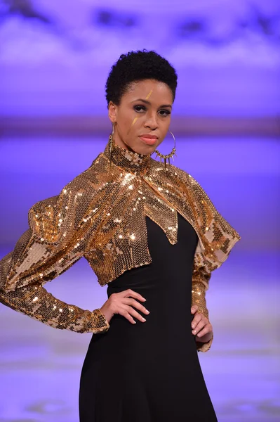 NEW YORK - FEBRUARY 15: A Model walks on the Tyrell Mason fashion runway at The New Yorker Hotel during Couture Fashion Week on February 15, 2013 in New York City — Stock Photo, Image