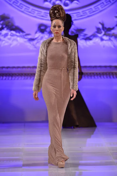 New York - 15 februari: A Model wandelingen op de startbaan mode Tyrell Mason in The New Yorker Hotel tijdens Couture Fashion Week op 15 februari 2013 in New York City — Stockfoto