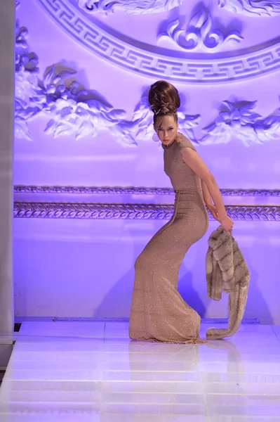 NUEVA YORK - 15 DE FEBRERO: Una pose de moda modelo en la pasarela de moda Tyrell Mason en The New Yorker Hotel durante la Semana de la Moda Couture el 15 de febrero de 2013 en la ciudad de Nueva York — Foto de Stock