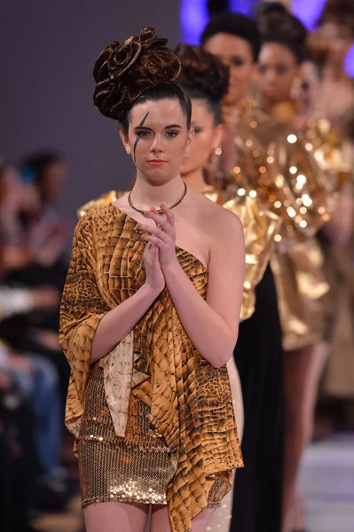 NUEVA YORK - 15 DE FEBRERO: Una caminata de modelos en la pasarela de moda Tyrell Mason en The New Yorker Hotel durante la Semana de la Moda Couture el 15 de febrero de 2013 en la ciudad de Nueva York —  Fotos de Stock