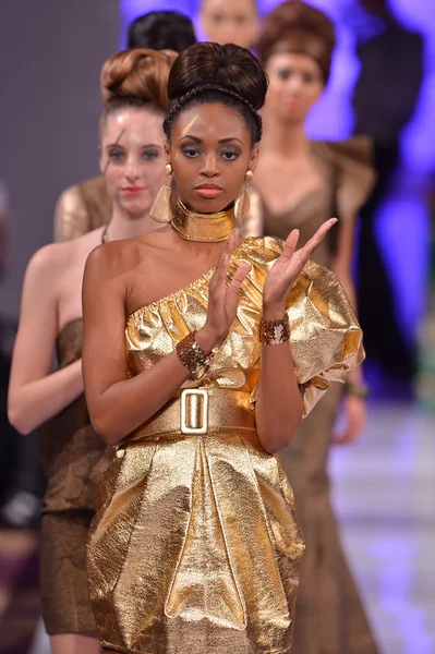 NUEVA YORK - 15 DE FEBRERO: Una caminata de modelos en la pasarela de moda Tyrell Mason en The New Yorker Hotel durante la Semana de la Moda Couture el 15 de febrero de 2013 en la ciudad de Nueva York — Foto de Stock