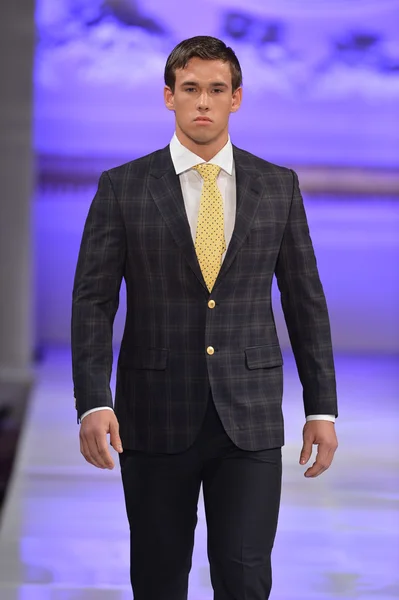 NEW YORK - FEBRUARY 17: Model walks runway for Allex Kangala collection at New Yorkek Hotel during Couture Fashion Week on February 17, 2013 in New York City — Stock Photo, Image