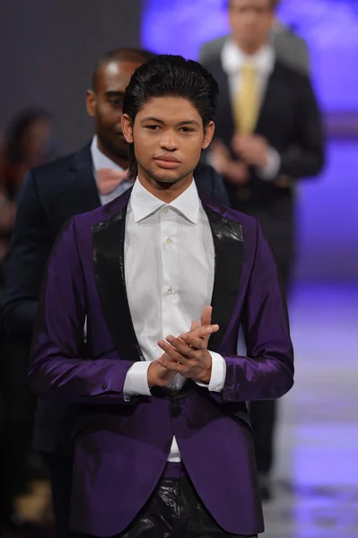 NEW YORK - FEBRUARY 17: Model walks runway for Allex Kangala collection at New Yorkek Hotel during Couture Fashion Week on February 17, 2013 in New York City — Stock Photo, Image