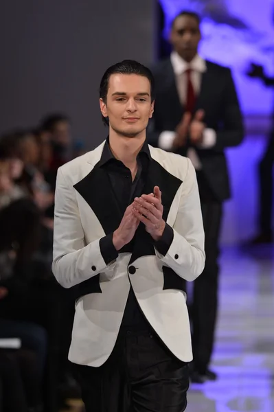 NEW YORK - FEBRUARY 17: Model walks runway for Allex Kangala collection at New Yorkek Hotel during Couture Fashion Week on February 17, 2013 in New York City — Stock Photo, Image