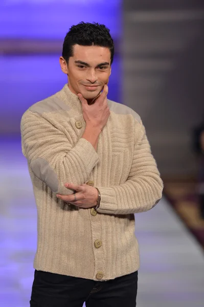 NEW YORK - FEBRUARY 17: Model walks runway for Janerations collection at New Yorker Hotel during Couture Fashion Week on February 17, 2013 in New York City — Stock Photo, Image