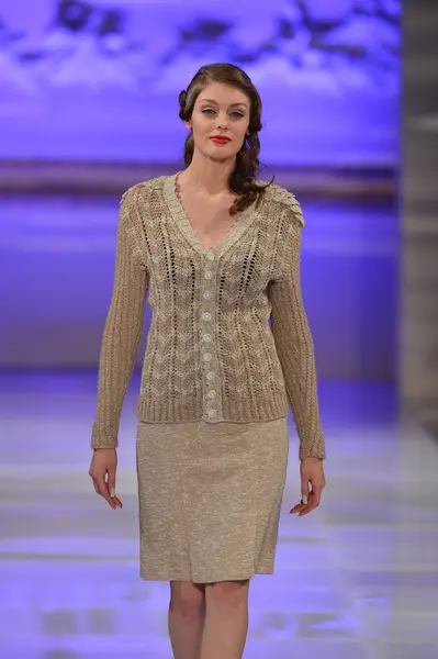 NEW YORK - FEBRUARY 17: Model walks runway for Janerations collection at New Yorker Hotel during Couture Fashion Week on February 17, 2013 in New York City — Stock Photo, Image