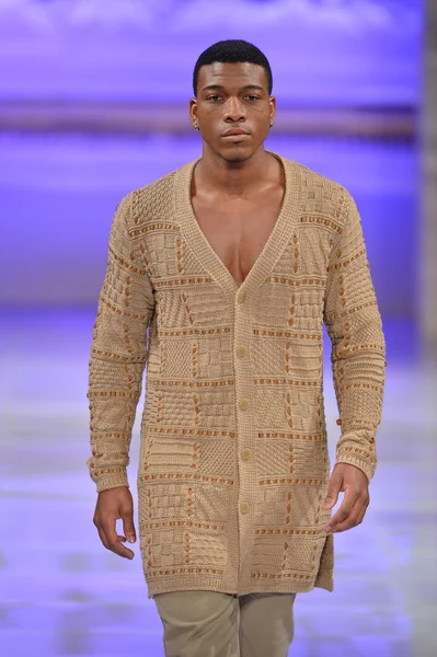 NEW YORK - FEBRUARY 17: Model walks runway for Janerations collection at New Yorker Hotel during Couture Fashion Week on February 17, 2013 in New York City — Stock Photo, Image