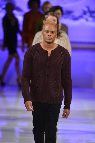 NEW YORK - FEBRUARY 17: Model walks runway for Janerations collection at New Yorker Hotel during Couture Fashion Week on February 17, 2013 in New York City — Stock Photo, Image