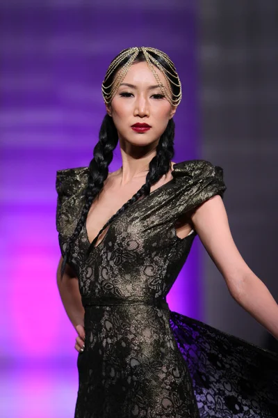 NEW YORK - FEBRUARY 15: A Model walks runway on the Katya Zol fashion show at The New Yorker Hotel during Couture Fashion Week on February 15, 2013 in New York City — Stock Photo, Image