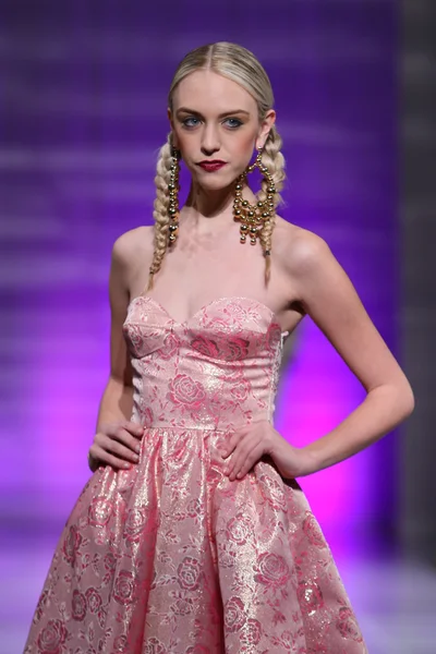 NUEVA YORK - 15 DE FEBRERO: Una modelo camina por la pasarela en el desfile de moda Katya Zol en The New Yorker Hotel durante la Semana de la Moda Couture el 15 de febrero de 2013 en la ciudad de Nueva York —  Fotos de Stock