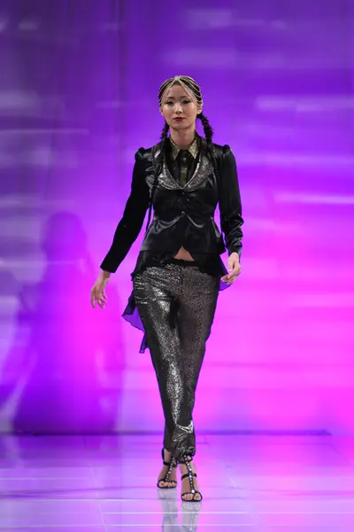 NEW YORK - FEBRUARY 15: A Model walks runway on the Katya Zol fashion show at The New Yorker Hotel during Couture Fashion Week on February 15, 2013 in New York City — Stock Photo, Image