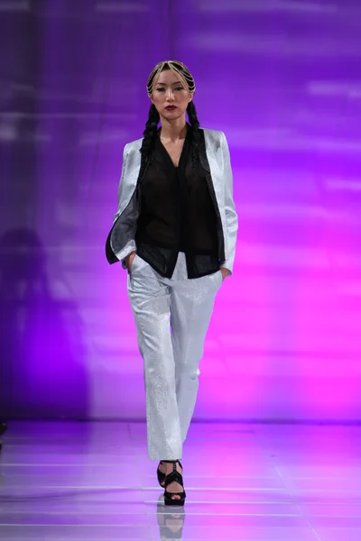 NOVA IORQUE - FEVEREIRO 15: Um modelo caminha pista no desfile de moda Katya Zol no The New Yorker Hotel durante Couture Fashion Week em 15 de fevereiro de 2013 em Nova York — Fotografia de Stock