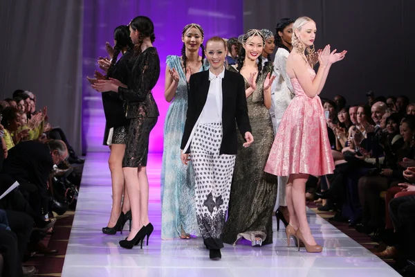 Nowy Jork - 15 lutego: projektant katya Zol oleju i modele spacery na wybiegu moda Zol oleju katya Hotel new yorker couture fashion Week 15 lutego 2013 r. w Nowym Jorku — Zdjęcie stockowe