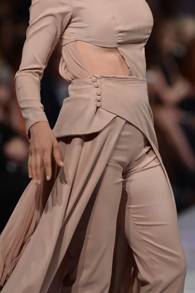 НЬЮ-ЙОРК - 15 ФЕВРАЛЯ: Модель, идущая по подиуму на показе мод Шинейд Фачелли в отеле "Нью-Йоркер" во время Недели моды "Кутюр" 15 февраля 2013 года в Нью-Йорке — стоковое фото