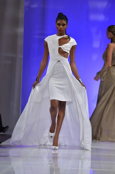 NEW YORK - FEBRUARY 15: Model walking the runway at Sinead Fachelli fashion show at The New Yorker Hotel during Couture Fashion Week on February 15, 2013 in New York City — Stock Photo, Image