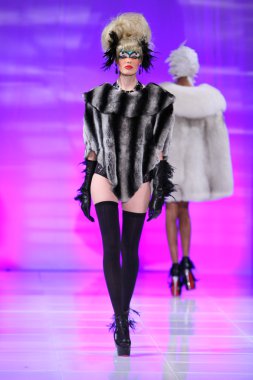 New york - 15 Şubat: manken new yorker Hotel catalin botezatu moda pistte couture moda haftası 15 Şubat 2013 tarihinde new York'ta yürür