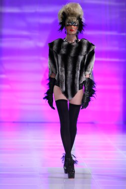 New york - 15 Şubat: manken new yorker Hotel catalin botezatu moda pistte couture moda haftası 15 Şubat 2013 tarihinde new York'ta yürür