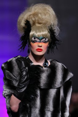 New york - 15 Şubat: manken new yorker Hotel catalin botezatu moda pistte couture moda haftası 15 Şubat 2013 tarihinde new York'ta yürür